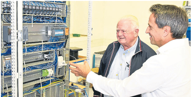 Firmeninhaber und Gründer Klaus Bernhard (rechts) erklärt im Kundengespräch die Schaltschrank-Technik.