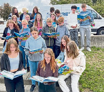 Immer Anfang eines neuen Schuljahres startet die Verteilung der WILDWUCHSFibeln, wie hier im vergangenen Jahr an der KGS Kirchberg. Foto: Hannah Wagner