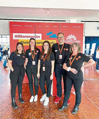 Das Team vom Regionalrat Wirtschaft hatte während der „Jobmesse für Zugewanderte“ viel zu tun, um die Besucher*innen der Messe zu den entsprechenden Unternehmen und Institutionen zu leiten. Foto: Hannah Wagner