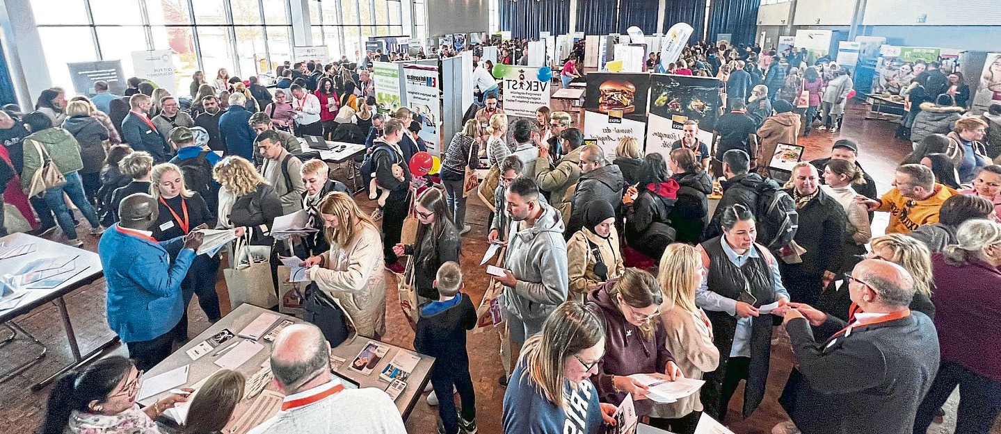 Über 800 Menschen waren zur Jobmesse für Zugewanderte gekommen, die GELOBTES LAND im April diesen Jahres in der Hunsrückhalle organisiert hatte. Foto: Hannah Wagner