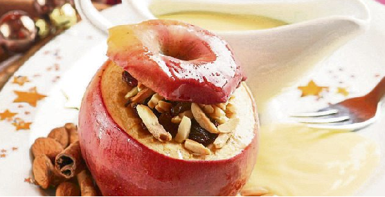 Süßer Klassiker mit Kindheitserinnerung: Bratapfel mit Marzipan, Nüssen und Vanillesauce. Foto: MissesJones - stock.adobe.com