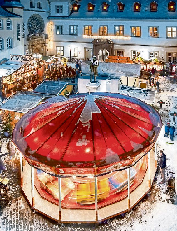 Auf dem Jesuitenplatz füllt sich der historische Altstadtbereich rund um das Rathaus mit Lichtern, Ständen und Karussell - ein klassisches Bild des Koblenzer Weihnachtsmarkts. Foto: Koblenz-Touristik GmbH / Henry Tornow