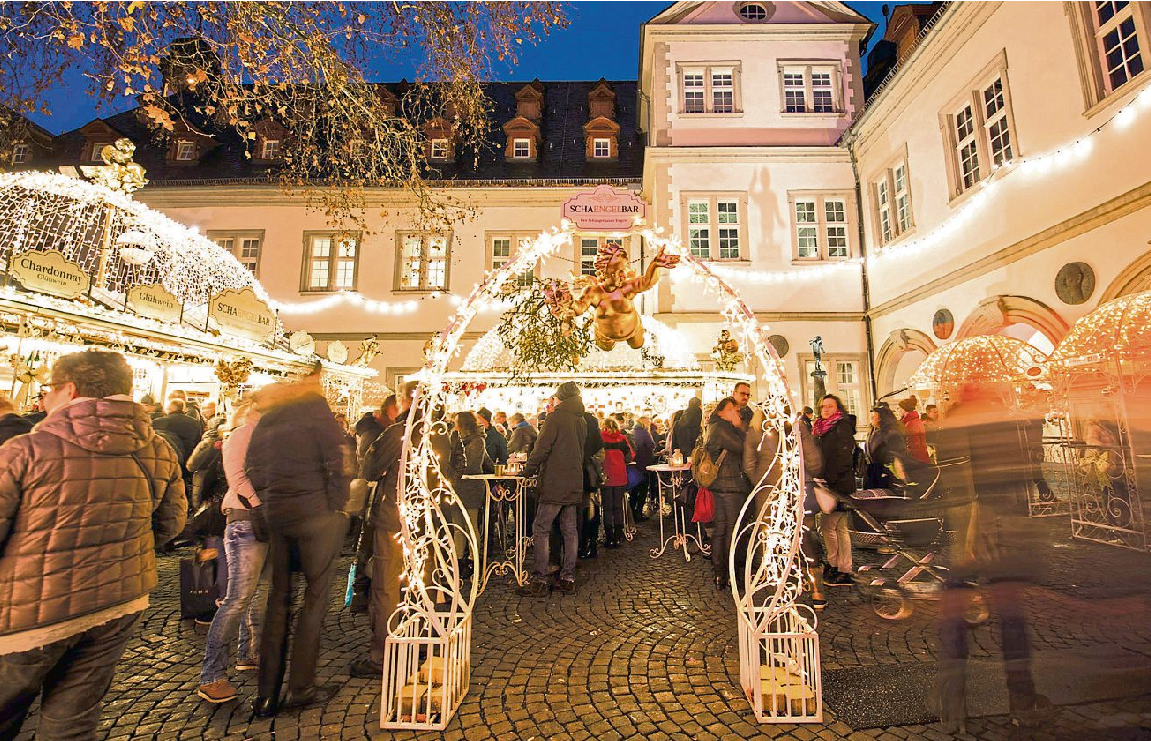 Vor dem Rathaus sorgt die stimmungsvoll geschmückte SchaEngelbar für Genussmomente, während Besucher unter funkelnden Lichtkuppeln verweilen. Foto: Koblenz-Touristik GmbH / Henry Tornow