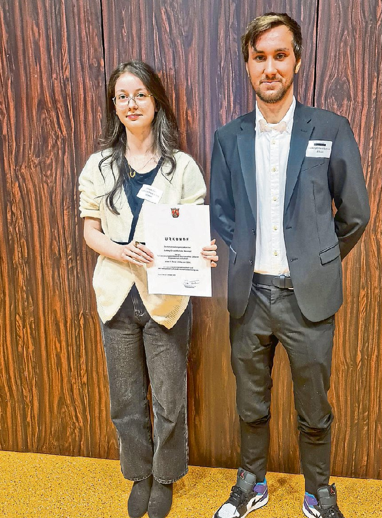 Dilay Erhan und Kevin Schein präsentieren die Urkunde der LESson. Foto: Antonia Knoll (LES)