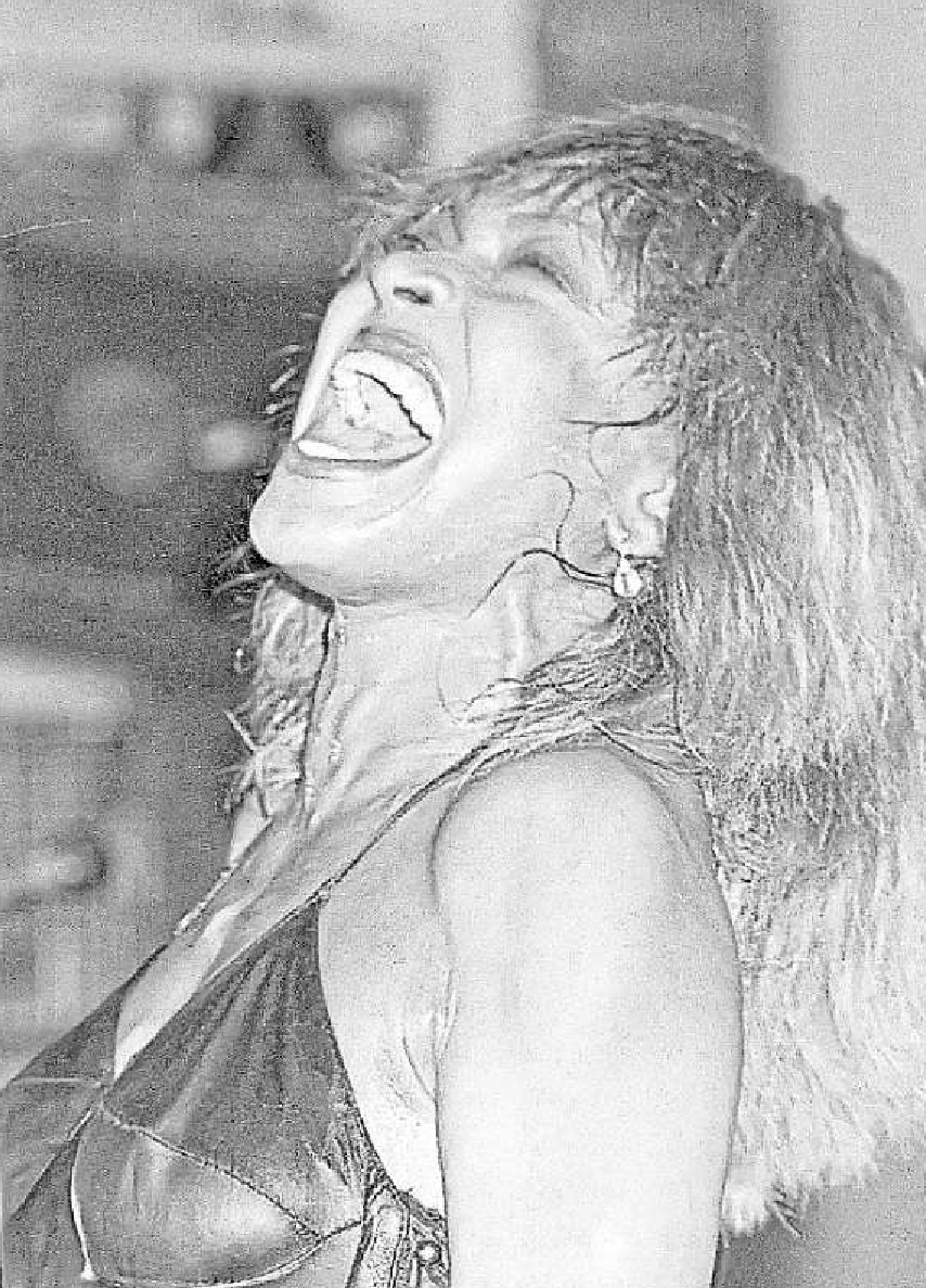 Tina Turner auf der Bühne in der Diezer Diskothek „Easy“. Dieses Foto hat die Sängerin selbst choreografiert. Der Mitarbeiter der Lahn-Zeitung musste nur noch auf den Auslöser seiner Kodak Retina lla drücken - fertig war das ikonische Bild. Fotos: Jörg Peter Herrmann