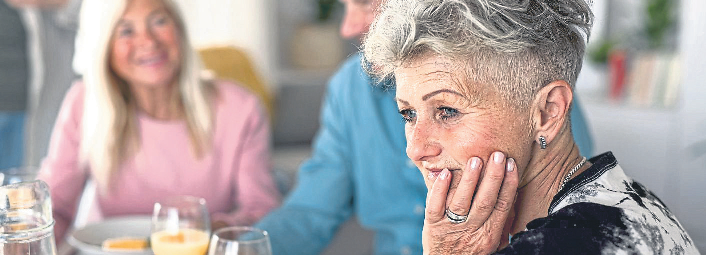 Feiern und gemeinsame Essen mit Freunden können guttun - und zugleich deutlich machen, wer fehlt. Foto: Halfpoint - stock.adobe.com