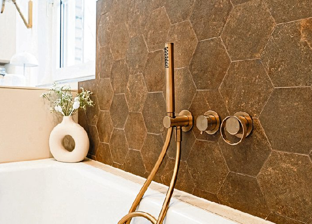 Warme Metalltöne setzen Akzente: Die Wannenarmatur von Gessi in Warm Bronze Brushed verbindet klare Form mit wohnlicher Ausstrahlung.