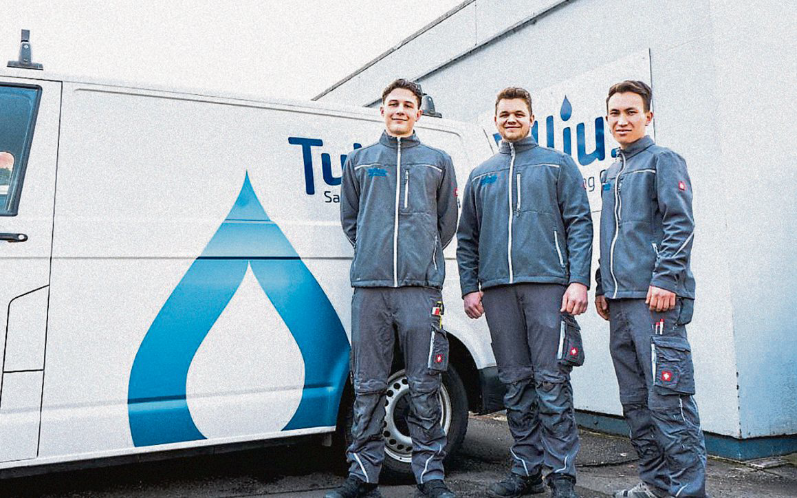 Jesaja Samstag, Mica Limbach und Nawid Hussaini (v.l.n.r.) sind für Tullius Sanitär-Heizung GmbH im Einsatz und bringen handwerkliches Können direkt zu den Kunden.