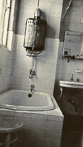 Historische Badkultur: Die damalige Badausstellung in der Kreuzstraße 11 zeigt, wie moderne Haustechnik bereits 1913 präsentiert wurde.