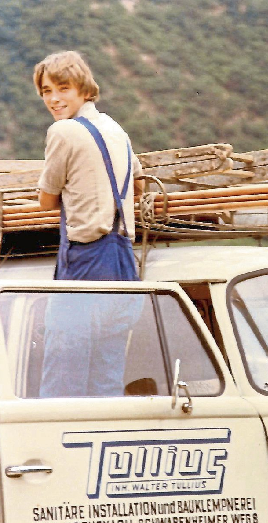 Schon früh mit dem Handwerk verbunden: Stefan Tullius im Alter von 16 Jahren auf einem Firmenfahrzeug.