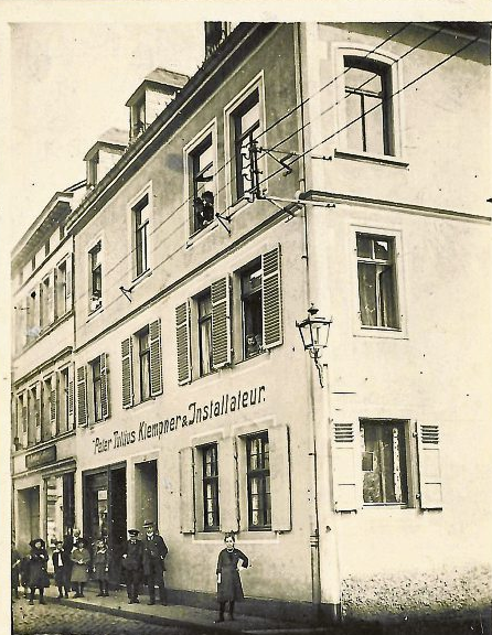 Ein Blick in die Anfänge: 1912 befand sich das Firmengebäude von Peter Tullius Bauklempnerei und Installation in der Kreuzstraße 11.