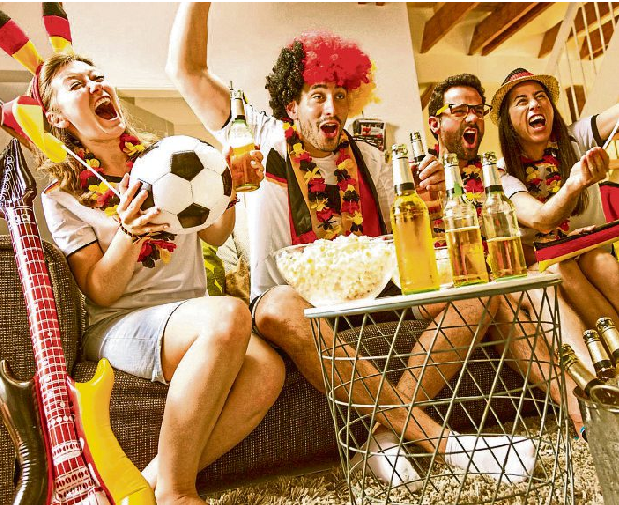 Ob auf der Couch, in der Kneipe oder beim Public Viewing: Die WM 2026 wird auch vor dem Fernseher ein Fußballmarathon. Wer kein Spiel verpassen will, sollte Fernsehplan, Snacks und Getränke gut sortieren. Foto: karepa - stock.adobe.com