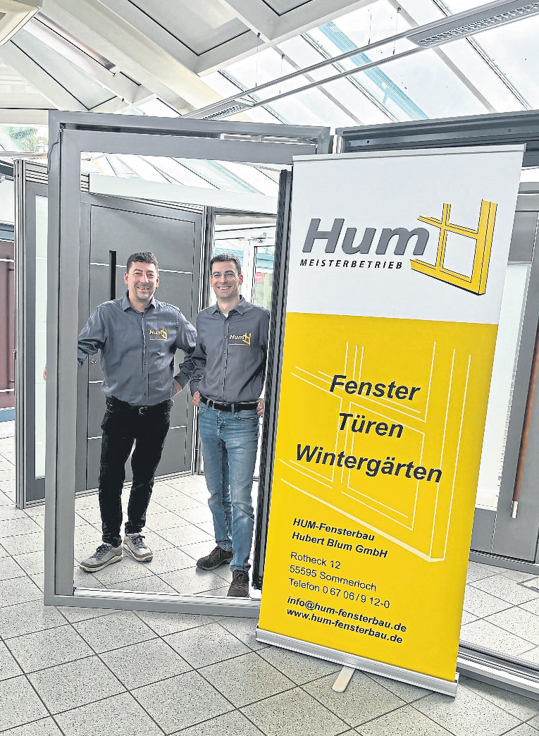 Thomas Blum und Johannes Blum präsentieren in der Ausstellung Türen, Fenster und Wintergartenlösungen des Sommerlocher Meisterbetriebs HUM-Fensterbau. 
