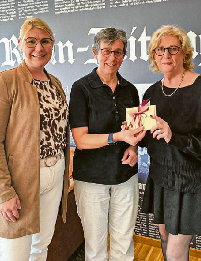 V. I. Inka Kiefer (rz-Media GmbH), Gewinnerin Susanne Kathan und Birgit Hofacker (Geschäftsführerin Goldschmiede Hofacker) bei der Übergabe des 400-Euro-Gutscheins. Foto: rz-Media GmbH