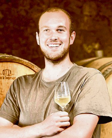Jonas Spurzem bei der Arbeit im Weinkeller: Der Gülser Winzer experimentiert unter anderem mit Holzausbau und neuen Methoden, um Herkunft und Lage seiner Weine herauszuarbeiten. Foto: Jonas Spurzem