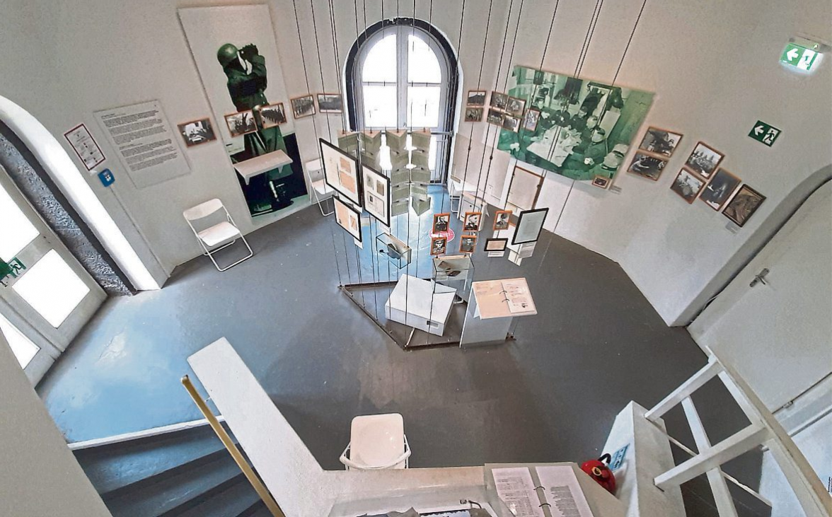 Ein Blick in die Ausstellung des Friedensmuseums: Fotos, Dokumente und Exponate erinnern an die Geschichte der Brücke von Remagen. Foto: Volker Thehos