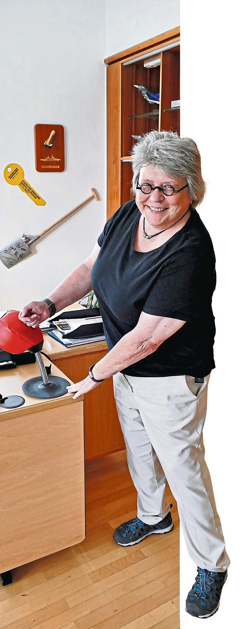 Auch Humor hat im Büro der BAAINBw-Präsidentin seinen Platz: Annette Lehnigk-Emden zeigt den kleinen Boxball auf ihrem Schreibtisch - eine ungewöhnliche Büroausstattung für stressige Tage.
