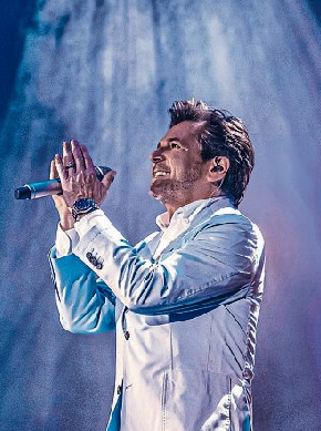 Auf den Bühnen der Welt zu Hause: Thomas Anders absolviert jährlich zahlreiche Konzerte und Auftritte im Inund Ausland. Foto: Julia Guillo