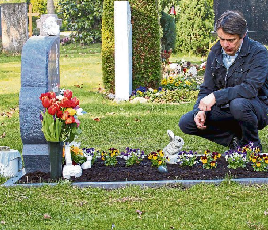 Ein Besuch am Grab kann Raum für Erinnerungen und einen stillen Moment geben. Foto: Osterland - stock.adobe.com