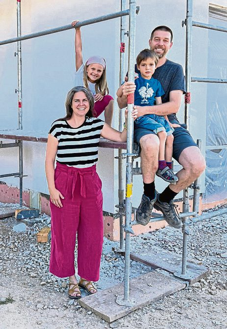 Gelobtes Land: Familie Prehn hat sich ihren Traum vom neuen Eigenheim im Rhein-Hunsrück-Kreis verwirklicht. Zusammen mit architekten wendling aus Kastellaun und Schmitt Bauunternehmen aus Liebshausen hat die Familie starke Partner, die sie bei ihrem Vorhaben begleitet haben. Über die Kampagne GELOBTES LAND haben beide ihren neuen Traumjob im Rhein-Hunsrück-Kreis gefunden. Foto: ReWi