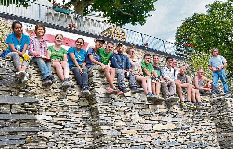 Die internationalen Welterbe-Volunteers engagieren sich für zwei Wochen in der Landschafts- und Denkmalpflege in den beiden Welterbestätten Oberes Mittelrheintal und Wachau (Österreich). Gemeinsam werden Biotope gepflegt oder Trockenmauern wieder aufgebaut. Foto: Zweckverband Welterbe Oberes Mittelrheintal
