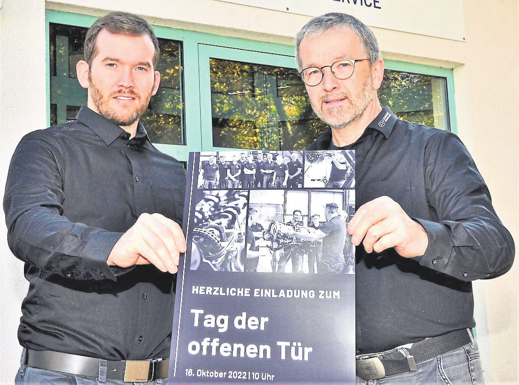 Friedhelm und Micha Lenhart laden mit ihren Familien ein.