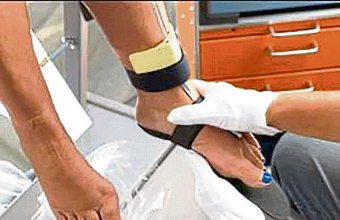 Die Anpassung geschieht am entlasteten Fuß. Foto: Jurtin Medical