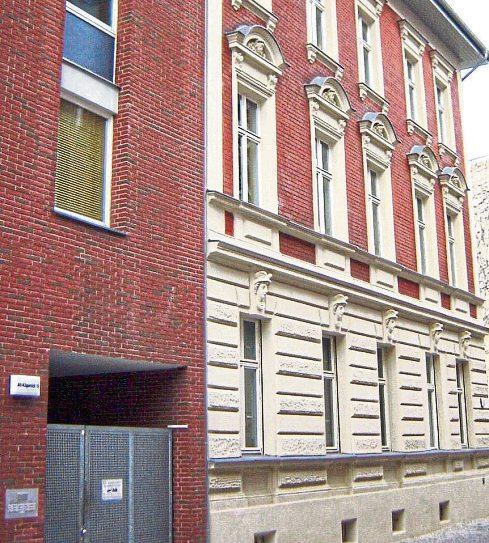 Viele ältere Wohnhäuser mit Eigentumswohnungen bieten großes Potenzial für energetische Verbesserungen. Foto: djd/Bauherrenschutzbund