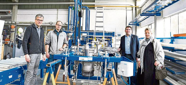 EMDE Automation - Endmontage der EMDE Automation /Baugruppe einer EMDE Big-Bag Füllanlage v.l.n.r.: Klaus Emmel (Geschäftsführer der EMDE Group), Daniel Wilhelmi (Fachkraft für Arbeitssicherheit / Betriebsratsvorsitzender), Jörg Denninghoff (Landrat RLK), Tanja Steeg (WFG Rhein-Lahn).