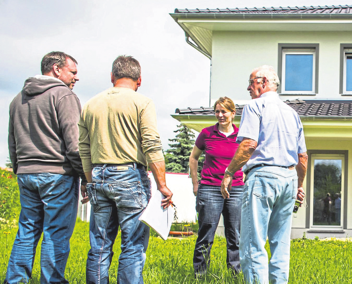 Angebote von Bauunternehmen für den Bau der eigenen vier Wände sollte man genau unter die Lupe nehmen, gegebenenfalls mit sachverständiger Unterstützung.