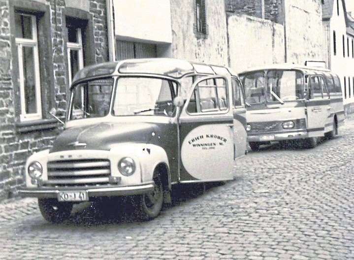 Die ersten Busse.