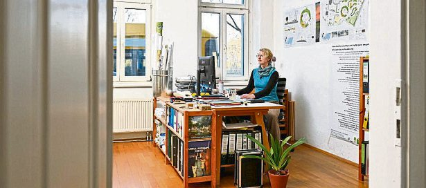 Der Beruf von Ein Teil des Jobs: Entwürfe anfertigen. Landschaftsarchitekten ist vielseitig. Foto: Matthias Rietschel/dpa-tmn