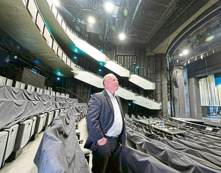 Als Bauphysiker hat Gernot Kubanek für das Musiktheater im Revier (MIR) in Gelsenkirchen zur Verbesserung der Schallübertragung von der Bühne in den Zuschauerraum den Proszeniums- und Portalbereich neu gestaltet. Foto: Henning Kaiser/dpa-tmn