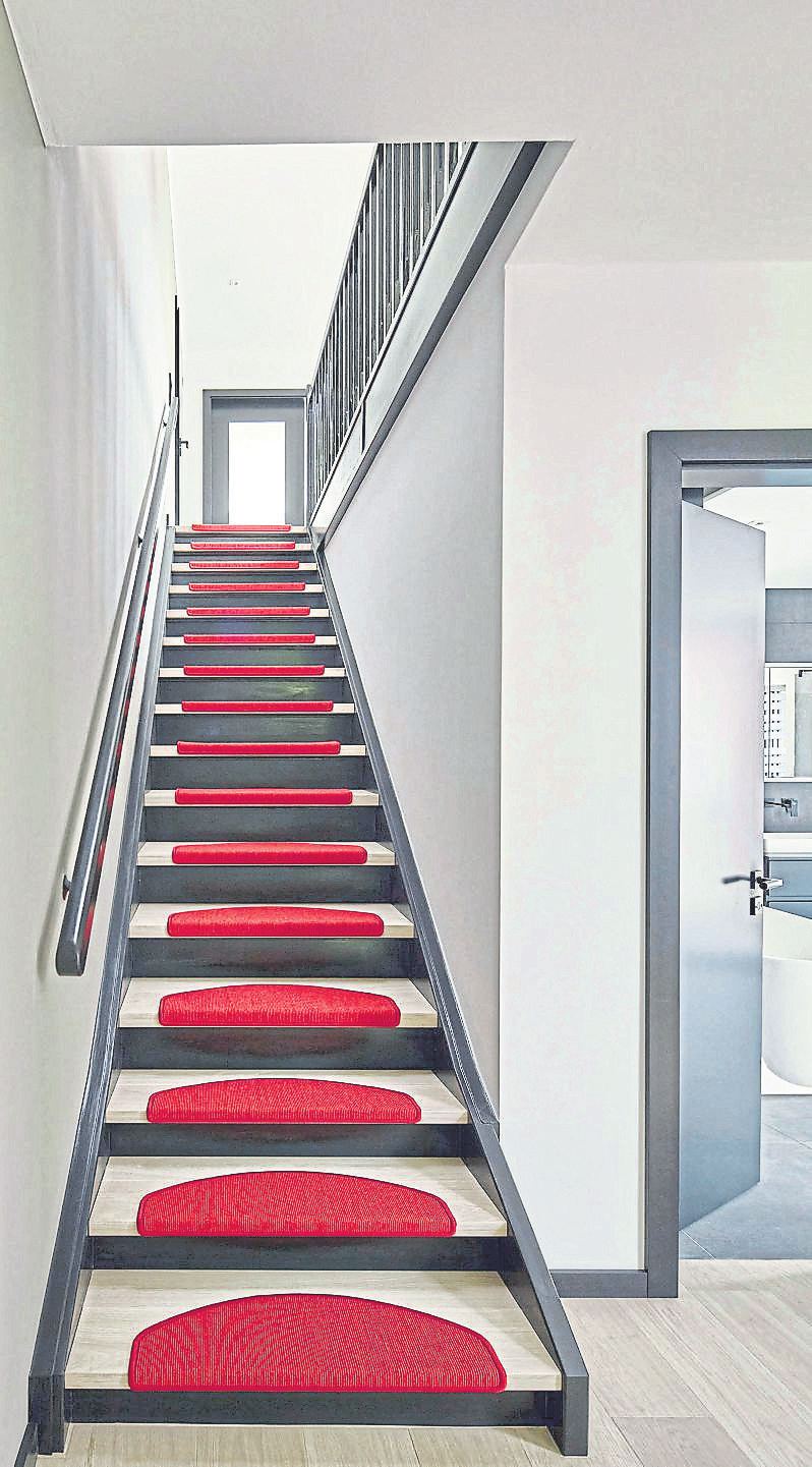 Treppen werden durch Stufenmatten sicherer. Der Teppich gibt Halt und verdeutlicht den Höhenunterschied. Das ist vor allem für Senioren hilfreich.