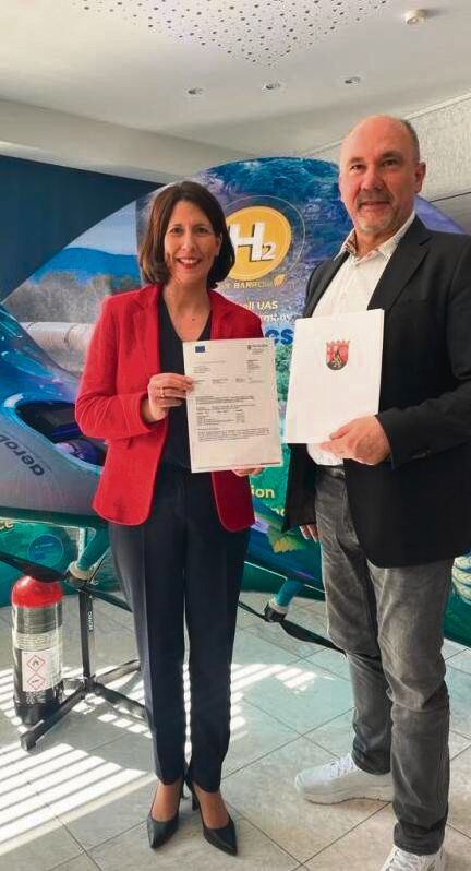 Wirtschaftsministerin Daniela Schmitt ließ es sich nicht nehmen den die Urkunde für den Innovationszuschuss in Höhe von 340000 Euro dem Geschäftsführer von aeroDCS Ralf Hoffmann persönlich zu übergeben und sich über die neue Entwicklung zu informieren. Foto: Anika Jonas (MWVLW)