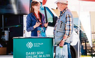 Der sichere Umgang mit dem Smartphone wird mit der DisN-Schulung für Senior:innen zum Alltagsprojekt. Foto: Joerg Farys - www.dieprojektoren.de