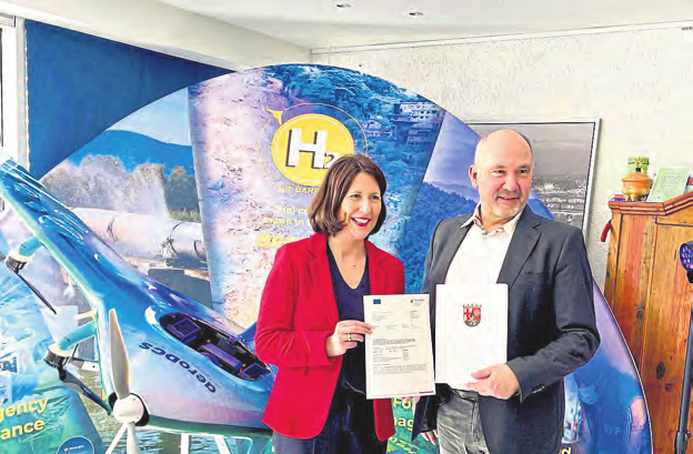 Wirtschaftsministerin Daniela Schmitt ließ es sich nicht nehmen den die Urkunde für den Innovationszuschuss in Höhe von 340000 Euro dem Geschäftsführer von aeroDCS Ralf Hoffmann persönlich zu übergeben und sich über die neue Entwicklung zu informieren. Foto: Anika Jonas (MWVLW)