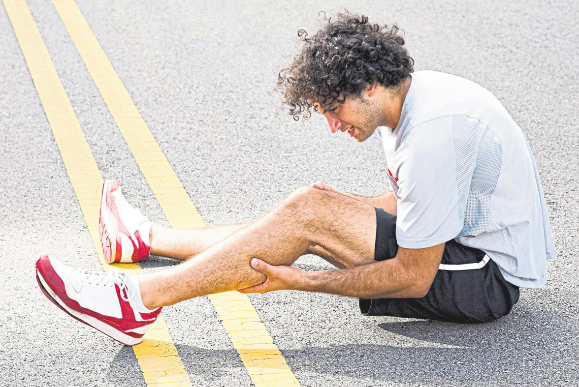 Wer sich beim Outdoor-Sport verletzt, sollte sofort pausieren und die schmerzende Stelle versorgen. Foto: djd/Hermes Arzneimittel/Image Source/Johannes Kroemer