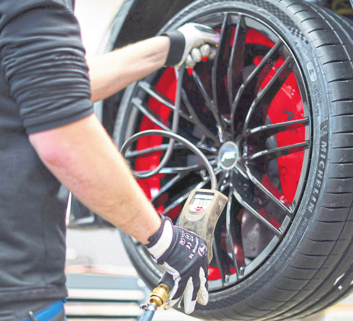 Wer lieber den Wechsel in einer Werkstatt vornehmen lässt, sollte sich frühzeitig um einen Termin in der Werkstatt kümmern, denn üblicherweise kommt es in der Hochzeit zu Engpässen. Foto: Michelin