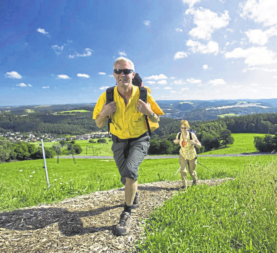 An schönen Wanderwegen und grandiosen Aussichten mangelt es im Westerwald nicht. Foto: Dominik Ketz