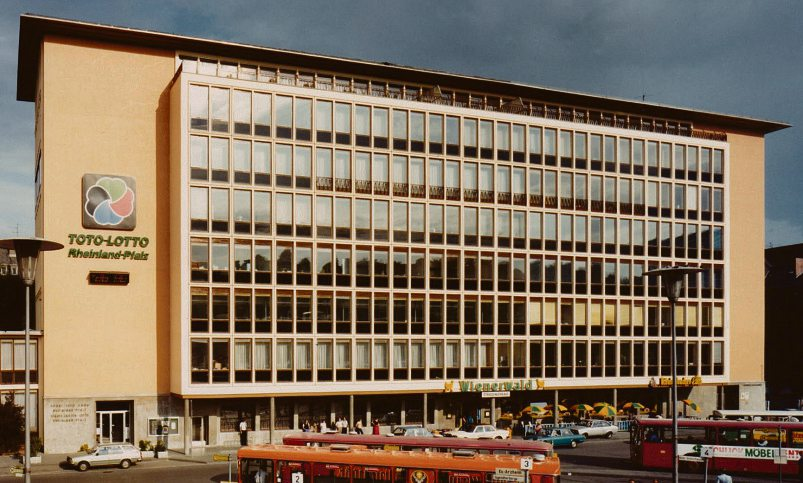 Das im Volksmund genannte „Toto-Haus“ am Bahnhofsvorplatz in Koblenz ist ein typischer 60er Jahre-Bau. Von 1956 bis 1996 war hier die Zentrale von Toto-Lotto Rheinland-Pfalz.