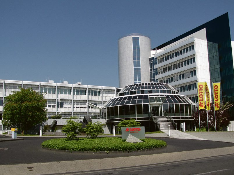 Noch immer modern und schön anzuschauen: Seit 2. Mai 1996 ist das heutige Verwaltungsgebäude im Koblenzer Verwaltungszentrum die Zentrale des Glücks.