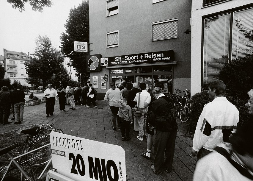 Ein Bild aus längst vergangenen Tagen: Die Spätannahmestelle am Koblenzer Bahnhofsvorplatz war der Ort für die Scheinabgabe, Infocenter und Kommunikationszentrum. Kurz vor der Ausspielung eines hohen Jackpots gab es in den 1990er Jahren auch längere Schlangen.