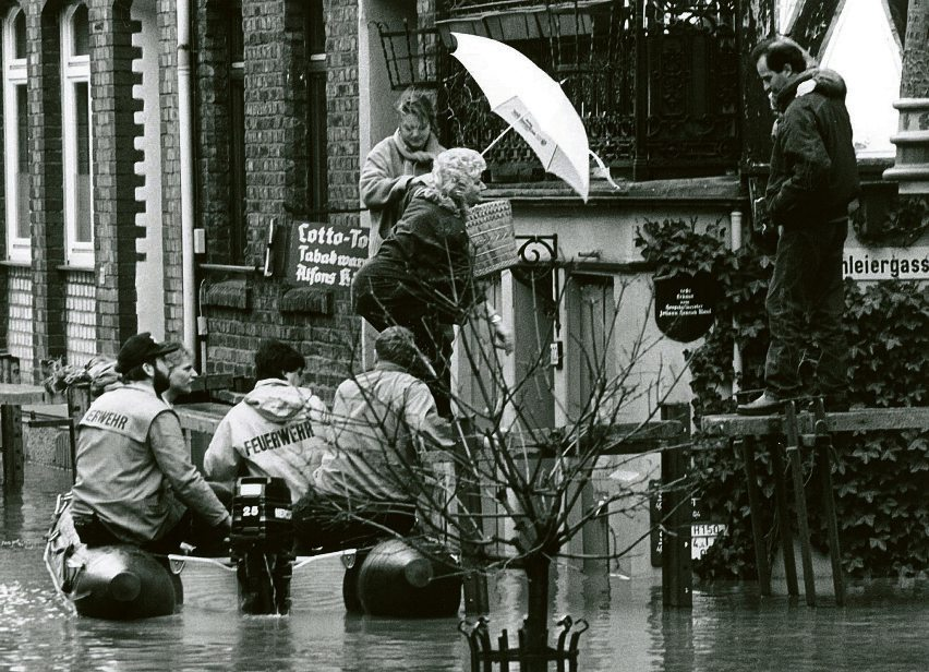 Man muss sich nur zu helfen wissen: Trotz des Jahrhundert-Hochwassers 1993 am Rhein blieb diese Annahmestelle in St. Goar in Betrieb.
