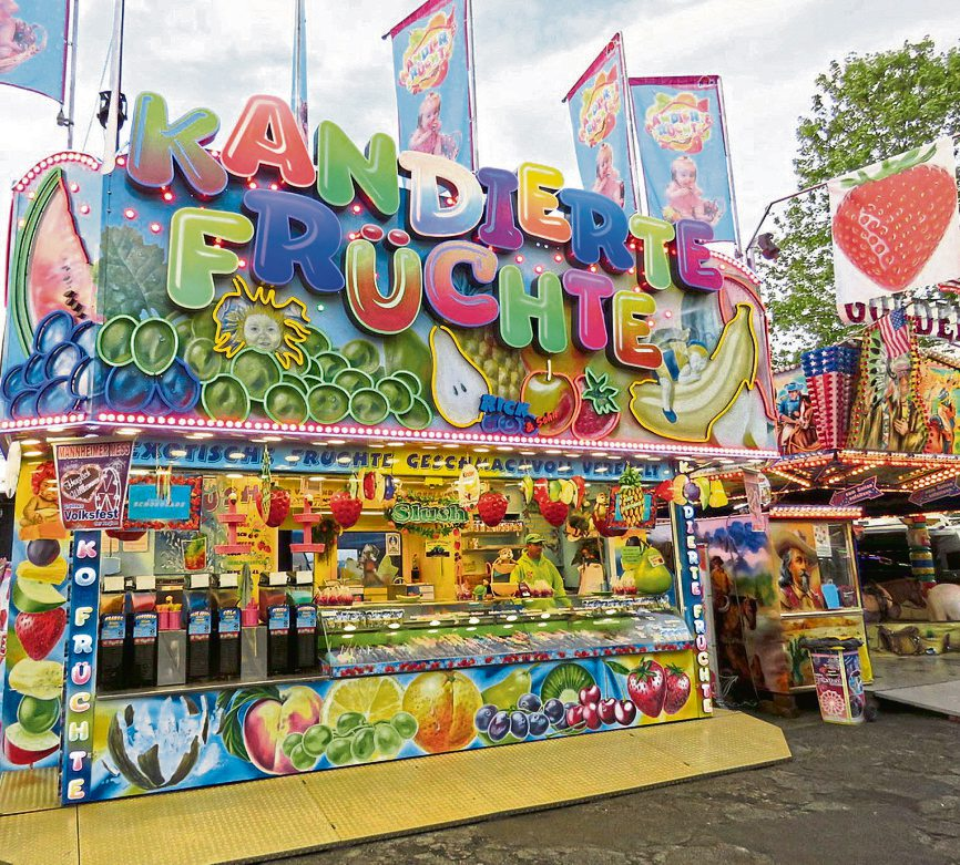 Liebesäpfel und mehr. Seit 50 Jahren ist Familie Rick mit allerlei Leckereien aus Früchten auf dem Jahrmarkt. Foto: Markus Rick