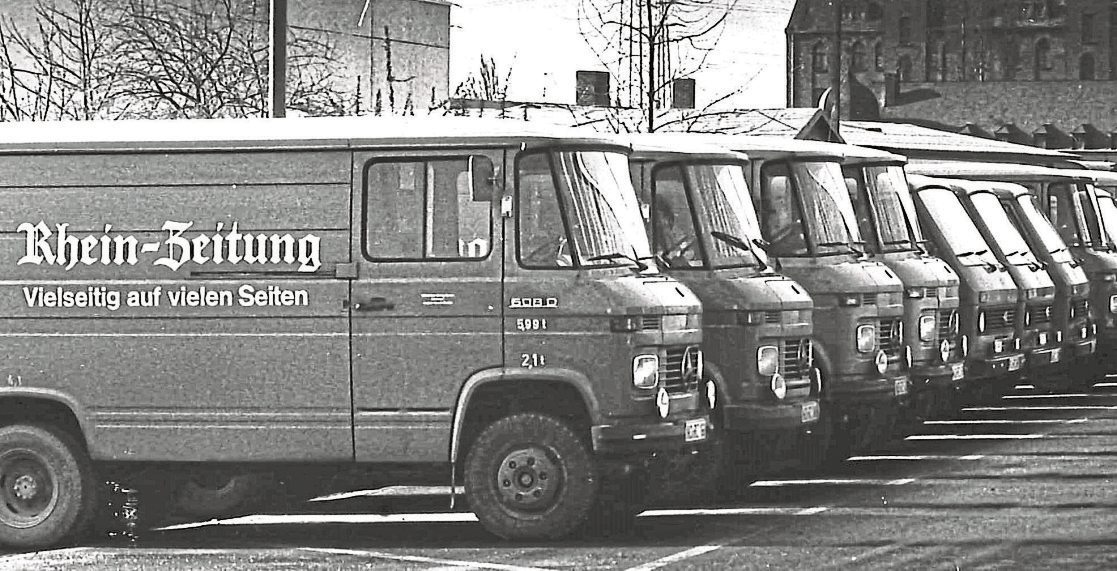 Ein Bild aus alten Zeiten zeigt alte Speditions - fahrzeuge auf dem Gelände des Mittelrhein-Verlages. An einer Rampe nimmt eine Fahrerin Zeitung auf. Die müssen nun in die Zustellbezirke. Fotos: Jens Weber / RZ-Archiv
