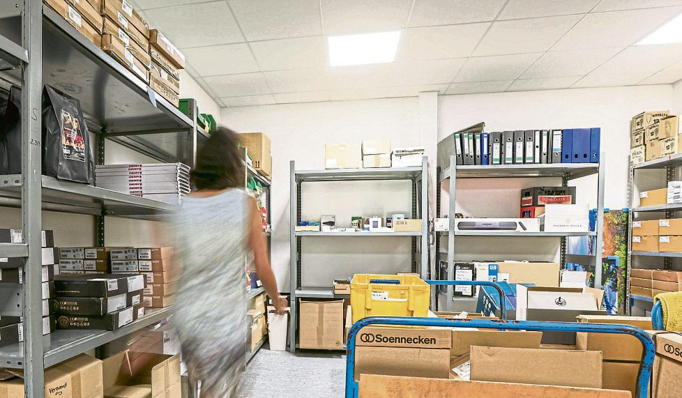 In Manfred Wyrwolls Geschäftsbereich sind viele Teile des Unternehmens untergebracht. So beispielsweise der Einkauf und das Materiallager. Auch die Lohnbuchhaltung gehört dazu. Fotos: Jens Weber