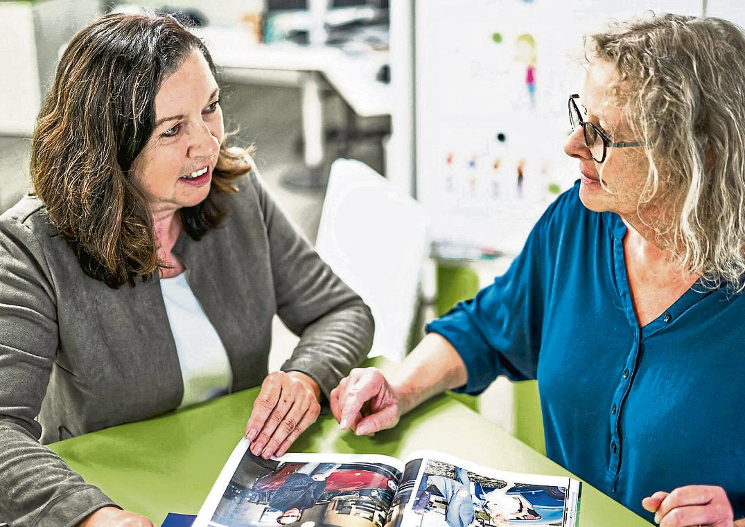 Produktionsleiterin Bettina Maxeiner im Gespräch mit Mitarbeiterin Martina Ullrich. Foto: Thomas Reitzer