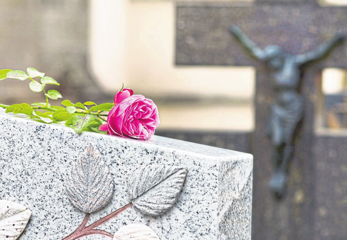 Die Auswahl an Grabmälern ist groß. Limitiert wird sie aber durch die Vorschriften, die auf dem jeweiligen Friedhof gelten. Diese sollten bei der Auswahl der Materials unbedingt berücksichtigt werden. Foto: Johanna Mühlbauer - stock.adobe.com
