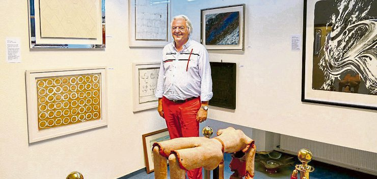 Friedhelm Bender mit Werken seines Lieblingskünstlers Herbert Zangs.